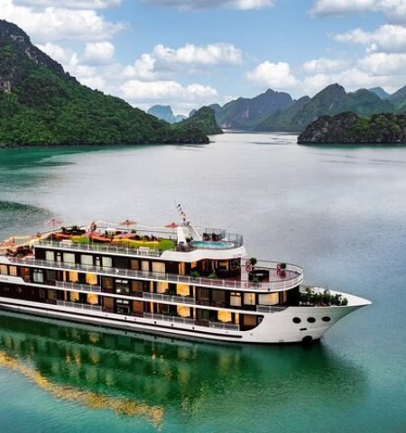Cruise along Ha Long Bay