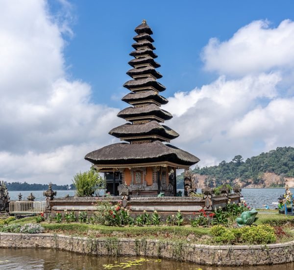 A vertical shot of the Pura Ulun Danu Bratan temple in Indonesia
